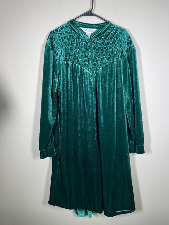 The vermont country store Other - The Vermont Country Store Green Velvet Full Zip Night Gown House Coat Medium!